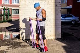 为什么棒球比赛中的跑垒员需要在三垒教练的指挥下决定是否冲刺